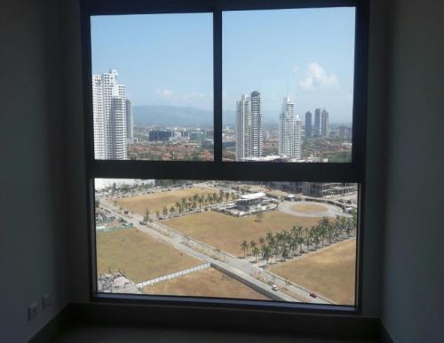 Paramount, Metropolitan Area